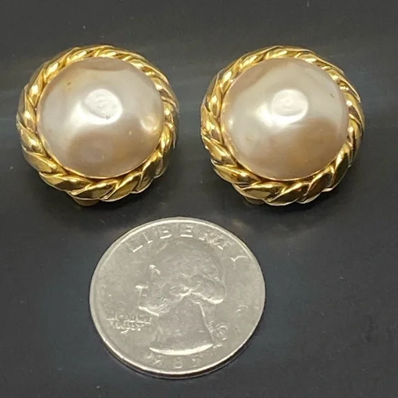 Chanel Vintage 1985 Gold Tone Faux Pearl Clip Earrings - Picture 4 of 16